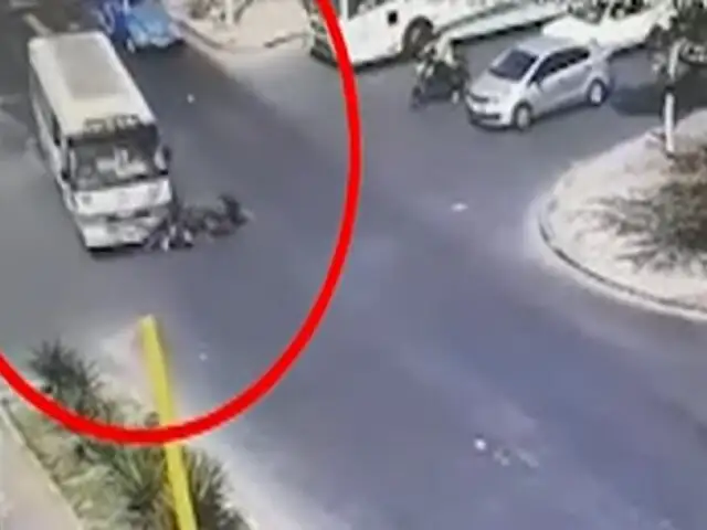 Por no respetar la luz roja: Cúster impacta contra moto e intenta darse a la fuga