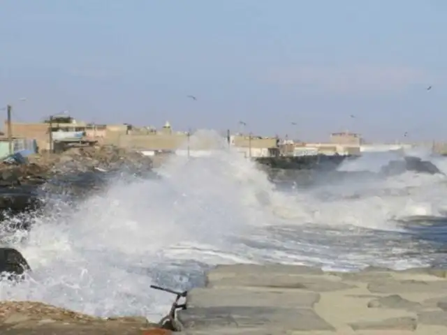 Oleajes anómalos siguen azotando con fuerza la costa norte causando considerables daños a la infraestructura