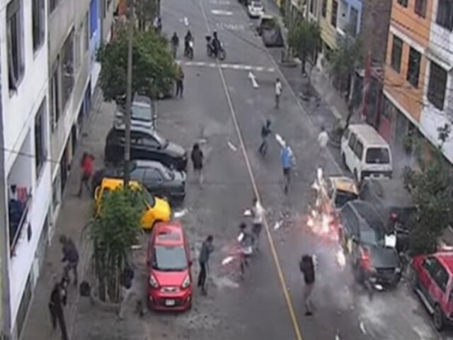 Descontrol en San Borja: barristas protagonizan batalla campal y se enfrentan a pedradas