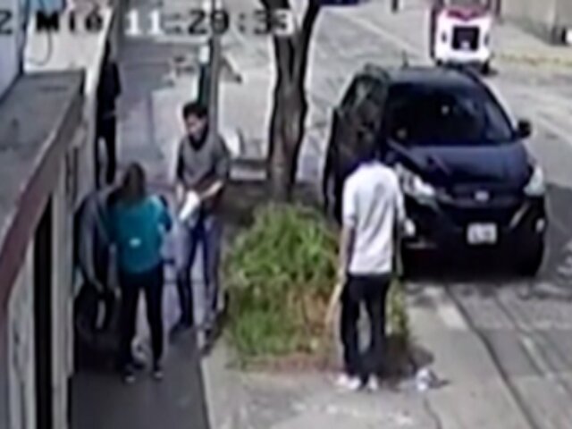 Capturan a delincuente por robar autopartes: Su pareja con hijo en brazos trató de defenderlo
