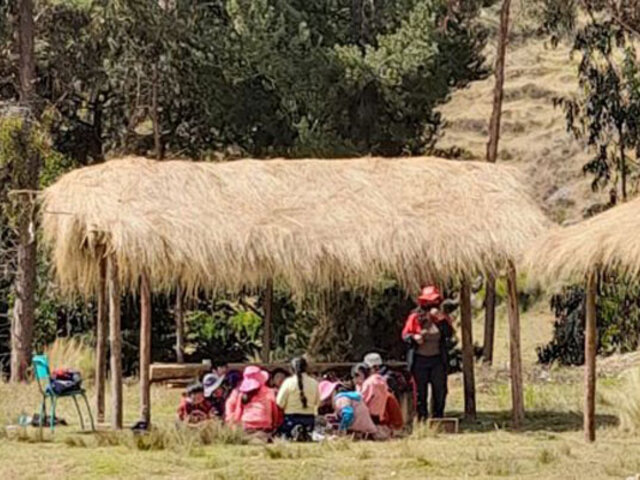 Cusco: niños reciben clases en chozas debido a que escuela está a punto de colapsar tras sismo