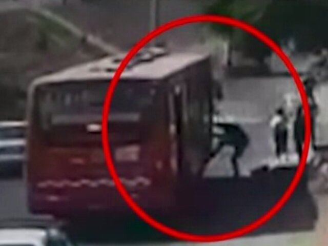 SJM: Ladrón queda atrapado en la puerta de un bus y decide sacar su zapatilla para huir