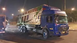 Accidente no dejó heridos ni fallecidos: camión se estrella contra tren de carga en El Agustino
