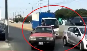 Cercado de Lima: chófer choca su auto varias veces contra carro de presunto extorsionador