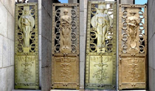 Inician las investigaciones del robo de puertas de bronce de monumento en Campo de Marte