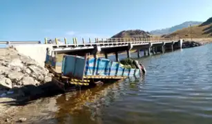 Arequipa: Camión cargado de alfalfa cae a laguna y chofer muere ahogado