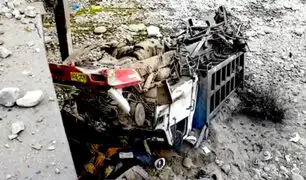 Imágenes impactantes dejó la caída de un volquete de un puente en Chincha