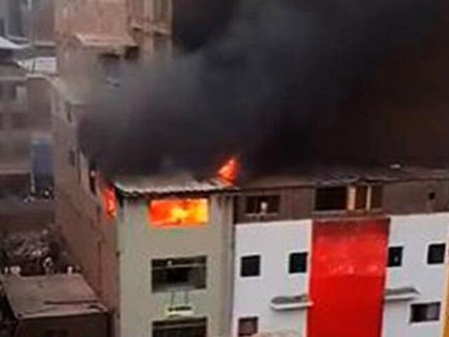 Alarma en Gamarra: incendio de proporciones consume último piso de edificio en emporio comercial
