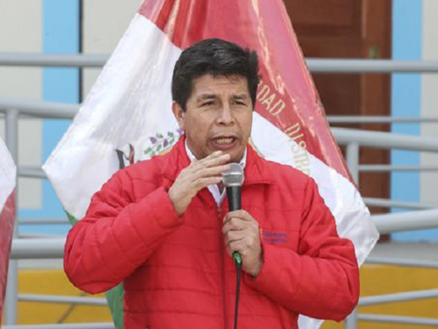 Pedro Castillo firma decreto supremo para entregar bono de escolaridad a los maestros y auxiliares