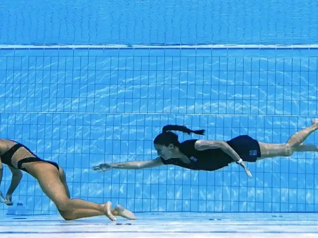 Nadadora se desmaya en plena competencia y es salvada de ahogarse por su entrenadora