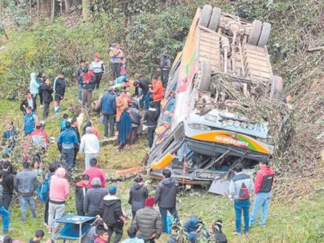 Ã�ncash: al menos dos muertos y ocho heridos graves deja volcadura de bus interprovincial