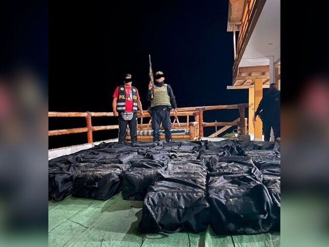 PNP incauta 1.7 toneladas de droga en playa de Piura