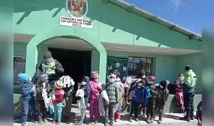 Arequipa: Policías donan parte de su sueldo para comprar ropa de abrigo a niños vulnerables