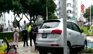 Miraflores: conductora termina empotrando su vehículo contra una pileta