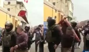 Manifestantes increpan y lanzan un cono de tránsito al alcalde de Moche