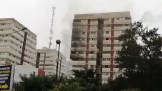 Incendio en Residencial San Felipe: Bombero está intubado en UCI tras inhalar humo en incendio