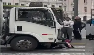 Mujer se metió debajo de camión con su bebé para evitar que se lleven su mercadería