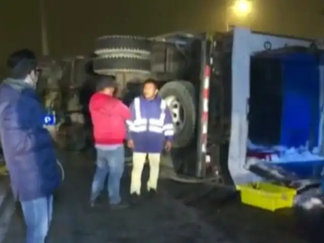 Surco: camión frigorífico termina volcado cuando trasladaba seis toneladas de pescado