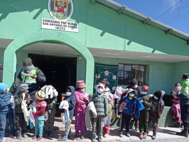 Arequipa: Policías donan parte de su sueldo para comprar ropa de abrigo a niños vulnerables