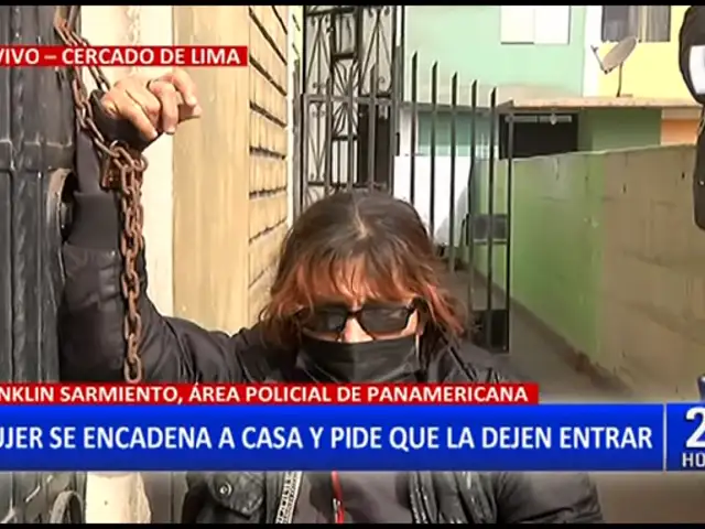 Cercado de Lima: mujer de 67 años se encadena a puerta de su casa para que la dejen entrar
