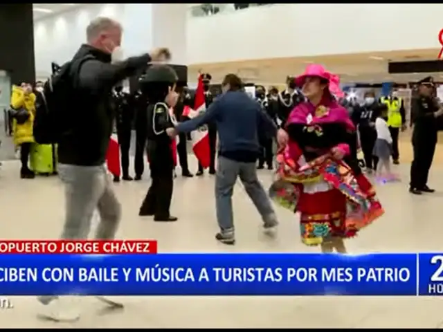 Reciben con baile y música a turistas en el aeropuerto por mes patrio