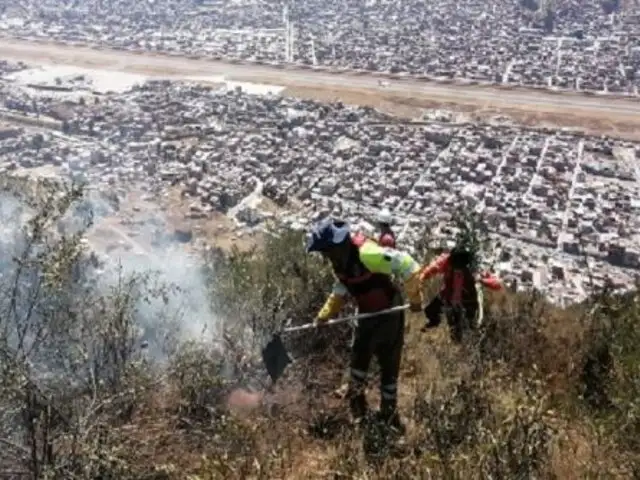 Cusco: pobladores y serenos luchan para controlar dos incendios forestales