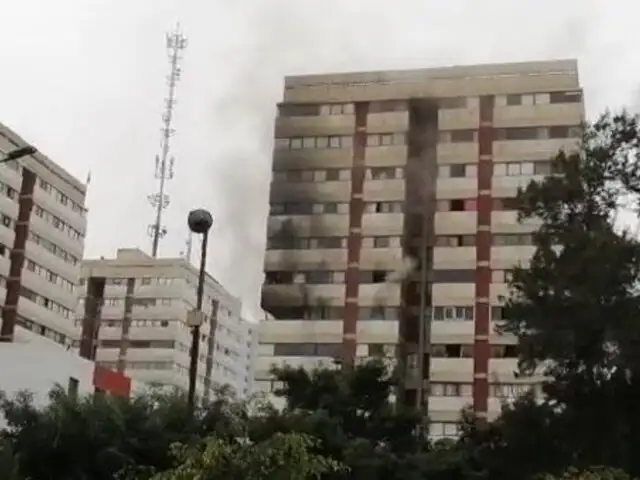 Incendio en Residencial San Felipe: Bombero está intubado en UCI tras inhalar humo en incendio