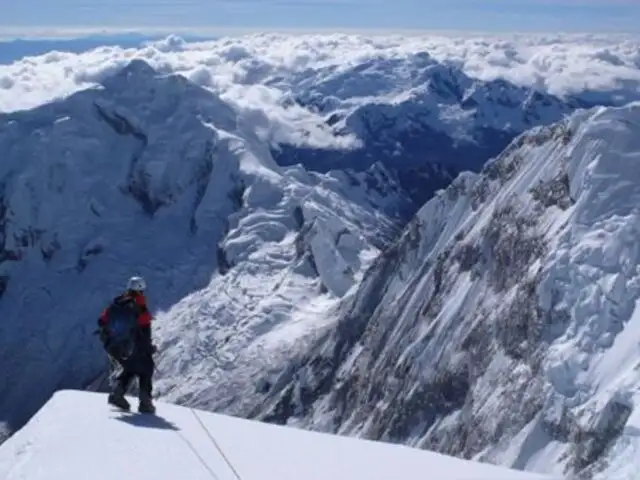 Áncash: piden ayuda para montañista atrapada en una grieta del nevado Huascarán