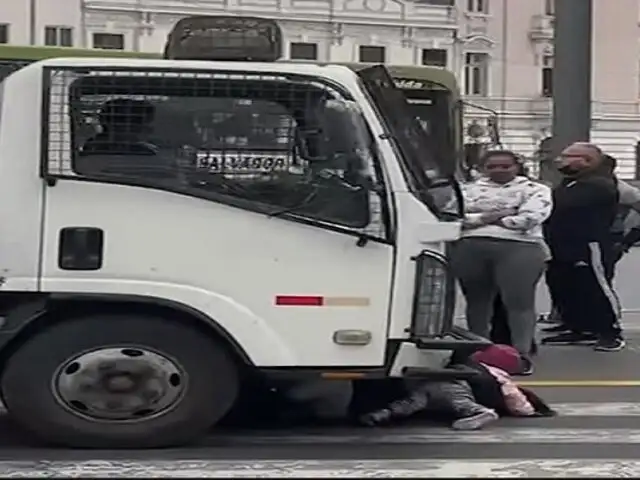 Mujer se metió debajo de camión con su bebé para evitar que se lleven su mercadería