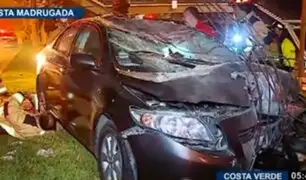 Costa Verde: auto impacta contra poste y deja dos heridos, conductor se habría quedado dormido
