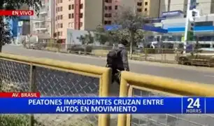 Breña: ¡Imprudencia en las calles! peatones cruzan la pista entre autos en movimiento
