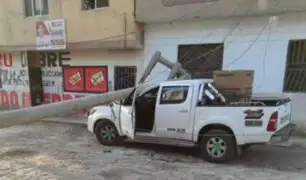 Se salvaron de milagro: poste de alumbrado público cae sobre una camioneta en Chiclayo