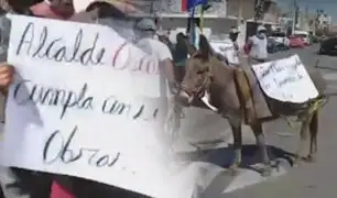 Nazca: Pobladores intentan sacar en un burro al alcalde por obras inconclusas