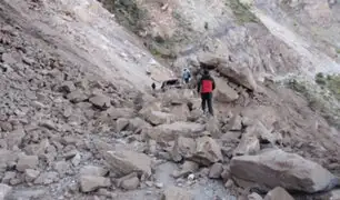 Cusco: deslizamiento de rocas aplasta auto colectivo donde viajaban siete pasajeros