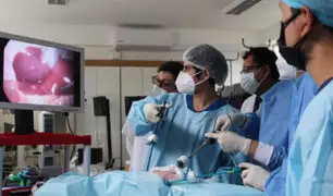 EsSalud: médico se capacitan en cirugía laparoscópica de avanzada con brazo robótico
