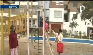Niños en peligro: parque con juegos  infantiles en total abandono