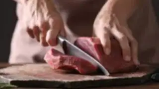 Insólito: Un hombre se mutiló los genitales mientras soñaba que cortaba carne para cenar
