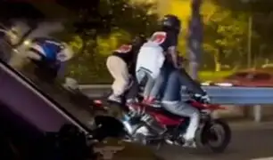 Motociclistas realizan arriesgadas maniobras en Vía Expresa