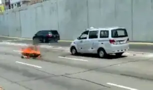 Vía Expresa: Indigente lanza una llanta en llamas causando temor entre los conductores