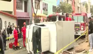 El Agustino: dos camiones terminan volcados por imprudencia de conductor