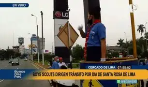Jóvenes scouts dirigen el tránsito por el día de Santa Rosa de Lima