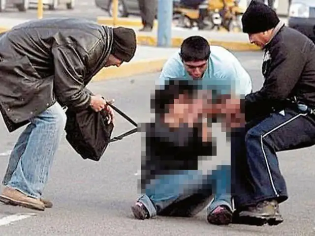 Huancayo: Golpean y arrastran más de 100 metros a profesora para robarle su cartera