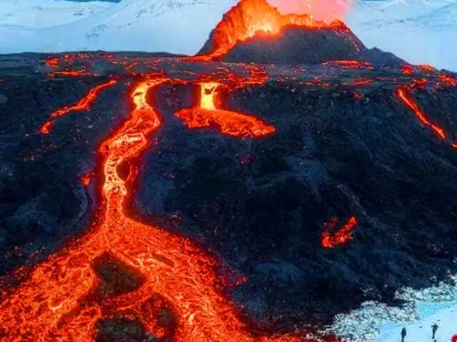 Islandia: Volcán entra en erupción en la península de Reykjanes