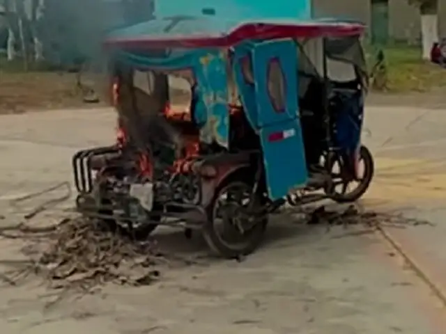 Cansados de la delincuencia en SMP: Vecinos queman mototaxi que era usada para asaltos