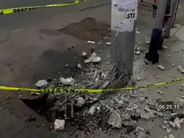 San Luis: Poste está peligrosamente inclinado en av. Rosa Toro tras choque de vehículo
