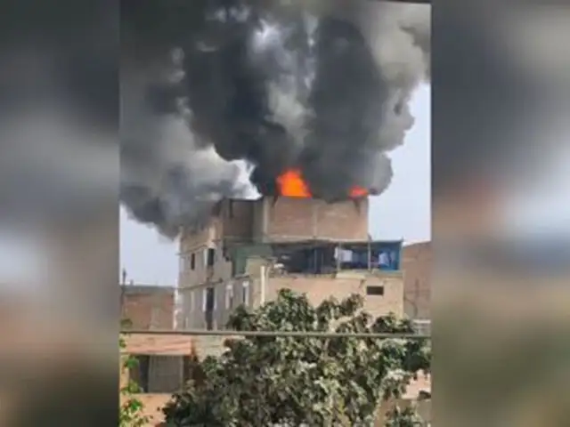 Incendio de grandes proporciones consume edificio de cinco pisos en SJL