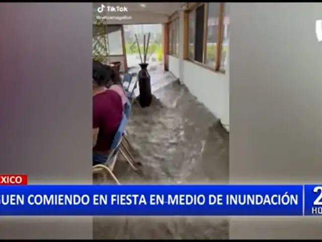México: Restaurante se inunda y los clientes siguen comiendo