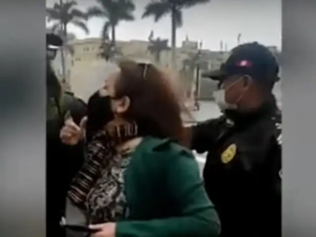 Centro de Lima: policías retiran a empujones a dos mujeres que ingresaron a la Plaza de Armas