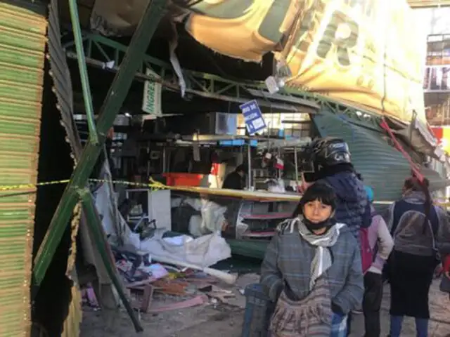 Arequipa: camión municipal se despista e impacta contra mercado afectando 12 stands