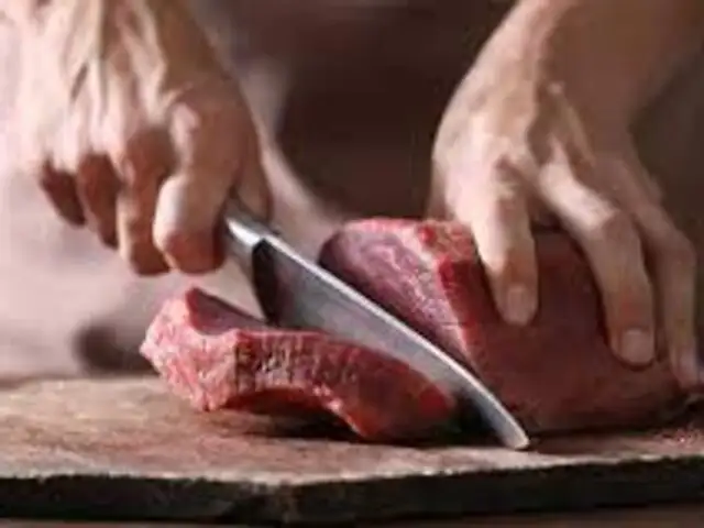 Insólito: Un hombre se mutiló los genitales mientras soñaba que cortaba carne para cenar